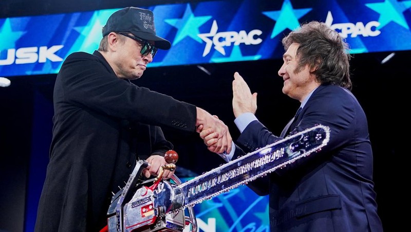 Elon Musk memegang gergaji mesin di atas panggung saat menghadiri Konferensi Aksi Politik Konservatif (CPAC) di National Harbor, Maryland, AS, 20 Februari 2025. (REUTERS/Nathan Howard)