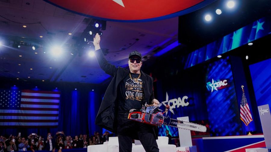 Elon Musk memegang gergaji mesin di atas panggung saat menghadiri Konferensi Aksi Politik Konservatif (CPAC) di National Harbor, Maryland, AS, 20 Februari 2025. (REUTERS/Nathan Howard)