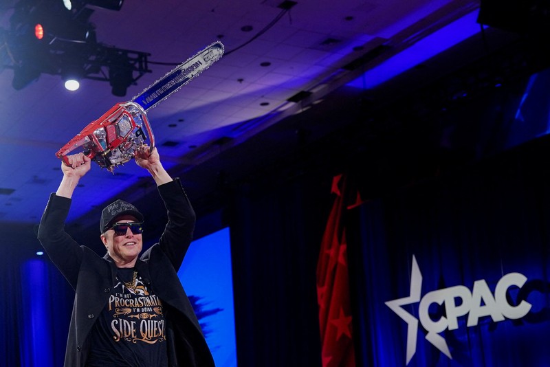 Elon Musk memegang gergaji mesin di atas panggung saat menghadiri Konferensi Aksi Politik Konservatif (CPAC) di National Harbor, Maryland, AS, 20 Februari 2025. Elon Musk memegang gergaji mesin di atas panggung saat menghadiri Konferensi Aksi Politik Konservatif (CPAC) di National Harbor, Maryland, AS, 20 Februari 2025. (REUTERS/Nathan Howard)