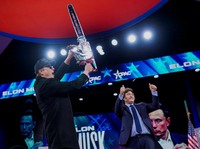 Elon Musk Angkat Gergaji Mesin di Konferensi: Ini untuk Birokrasi!
