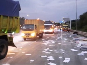 Sopir Truk Kecelakaan di Tol Cipularang Luka-luka, Dibawa ke RS