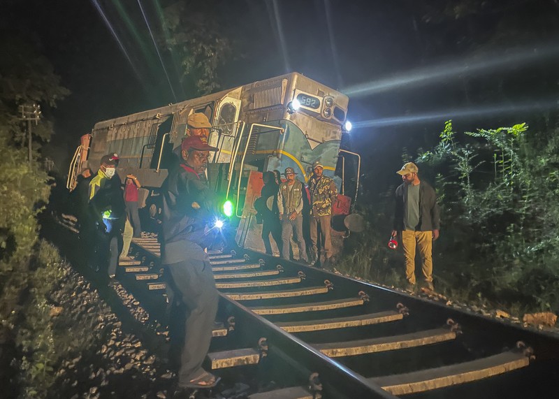 Kereta penumpang di Sri Lanka anjlok setelah menabrak sekumpulan gajah pada Kamis (20/2/2025). (AP Photo/Priyan Malinda)