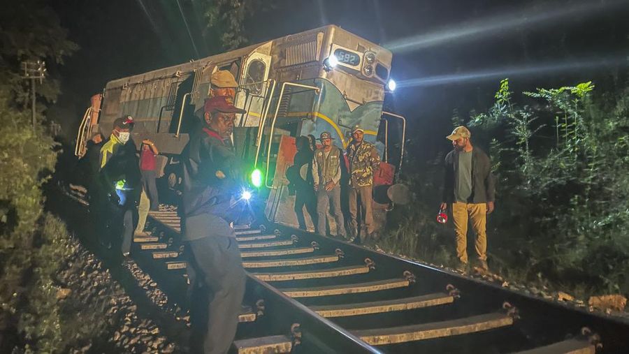 Kereta penumpang di Sri Lanka anjlok setelah menabrak sekumpulan gajah pada Kamis (20/2/2025). (AP Photo/Priyan Malinda)