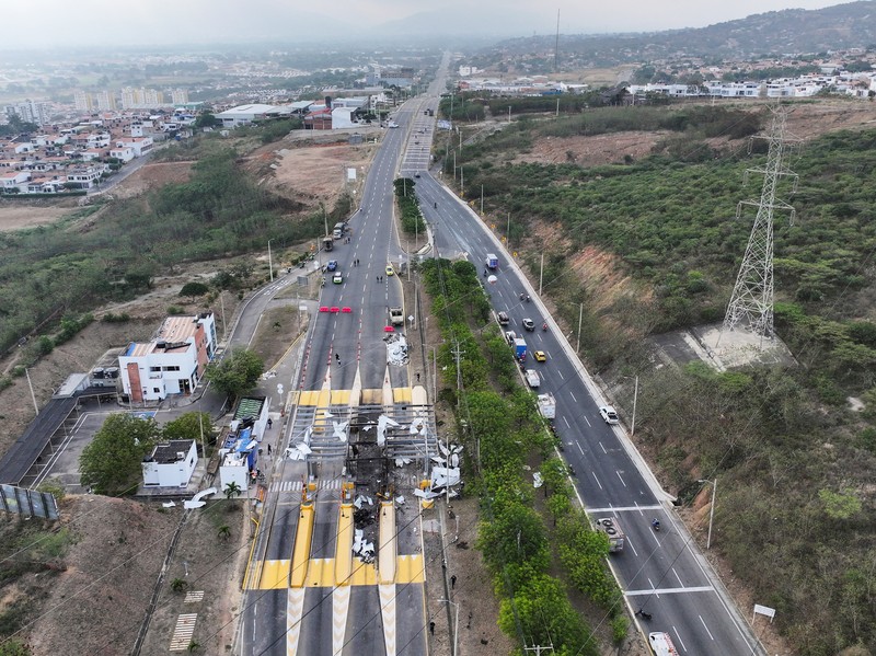 Kerusakan di gerbang tol terlihat setelah serangan bom mobil di Cucuta, Kolombia, 20 Februari 2025. (REUTERS/Juan Pablo Bayona)