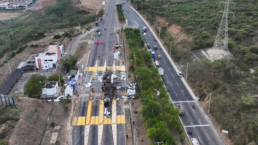 Kerusakan di gerbang tol terlihat setelah serangan bom mobil di Cucuta, Kolombia, 20 Februari 2025. (REUTERS/Juan Pablo Bayona)