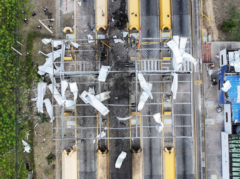 Kerusakan di gerbang tol terlihat setelah serangan bom mobil di Cucuta, Kolombia, 20 Februari 2025. (REUTERS/Juan Pablo Bayona)