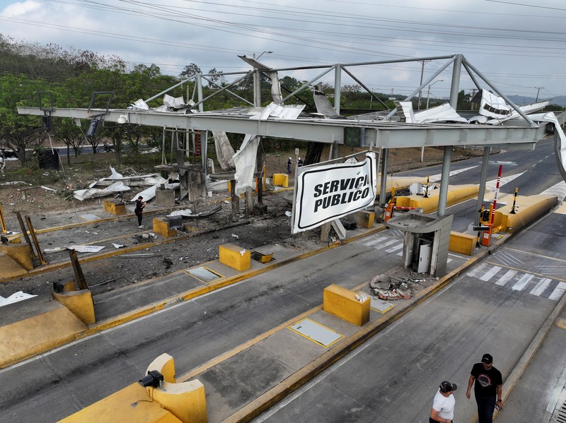 Kerusakan di gerbang tol terlihat setelah serangan bom mobil di Cucuta, Kolombia, 20 Februari 2025. (REUTERS/Juan Pablo Bayona)