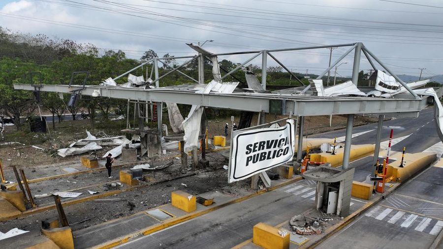 Kerusakan di gerbang tol terlihat setelah serangan bom mobil di Cucuta, Kolombia, 20 Februari 2025. (REUTERS/Juan Pablo Bayona)