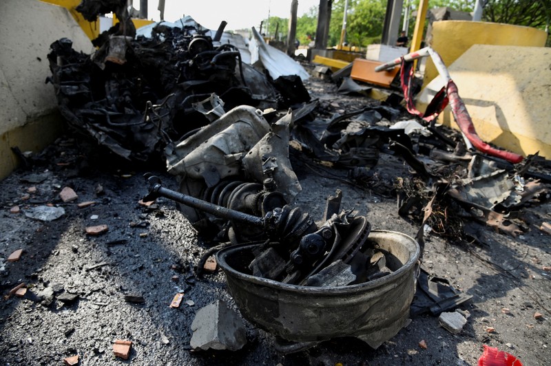 Kerusakan di gerbang tol terlihat setelah serangan bom mobil di Cucuta, Kolombia, 20 Februari 2025. (REUTERS/Juan Pablo Bayona)