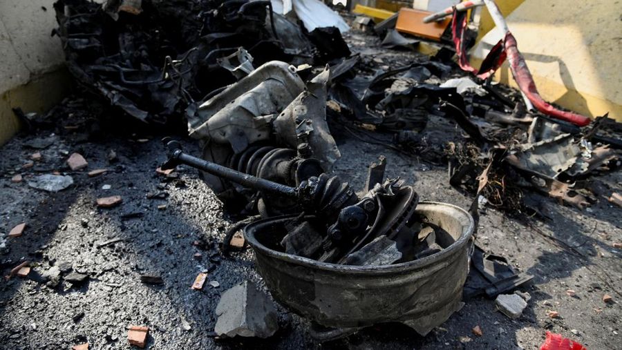 Kerusakan di gerbang tol terlihat setelah serangan bom mobil di Cucuta, Kolombia, 20 Februari 2025. (REUTERS/Juan Pablo Bayona)