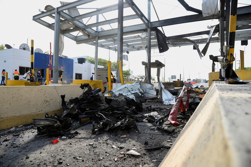 Kerusakan di gerbang tol terlihat setelah serangan bom mobil di Cucuta, Kolombia, 20 Februari 2025. (REUTERS/Juan Pablo Bayona)