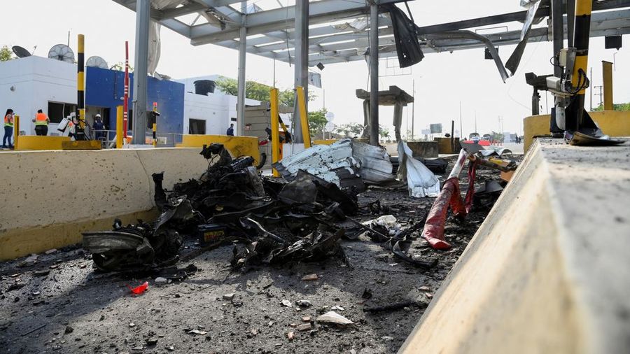 Kerusakan di gerbang tol terlihat setelah serangan bom mobil di Cucuta, Kolombia, 20 Februari 2025. (REUTERS/Juan Pablo Bayona)