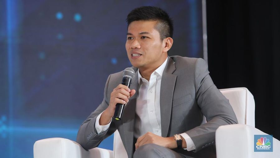 Ketua Umum APJII, Muhammad Arif menyampaikan pemaparan dalam acara Tech & Telco Summit 2025 di Jakarta, Jumat (21/2/2025). (CNBC Indonesia/Faisal Rahman)