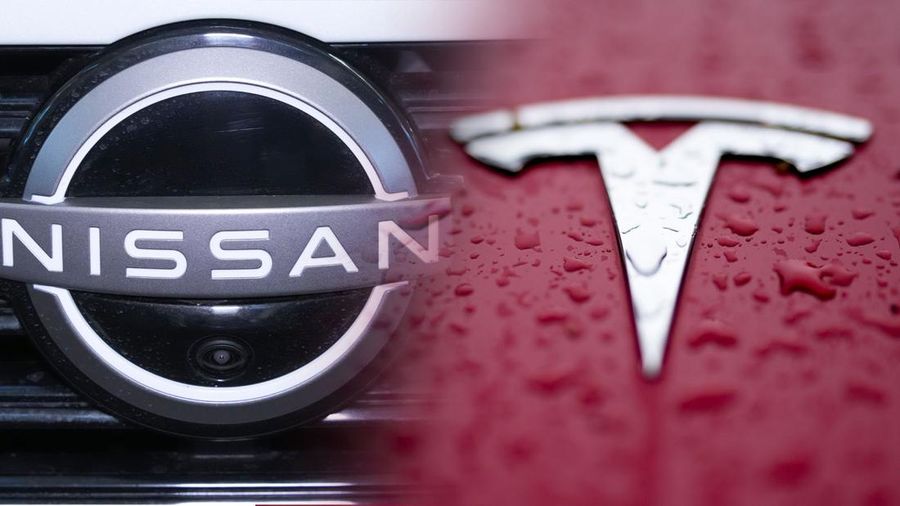 Kolase Logo Nissan dan Tesla. (AP Photo)