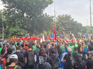 Massa Indonesia Gelap Bentangkan Bendera Merah Putih Raksasa
