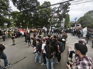 Berpakaian Hitam, Massa Indonesia Gelap Mulai Datangi DPRD Jabar