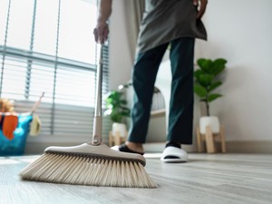 Perlukah Menyapu Lantai Rumah Setiap Hari? Ini Kata Pakar