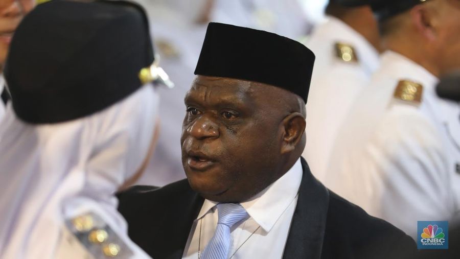 Menteri Hak juga Manusia (HAM) Natalius Pigai saat pelantikan Kepala Daerah di halaman tengah Istana Kepresidenan, Jakarta Pusat, Kamis (20/2/2025). (CNBC Indonesia/Tri Susilo)