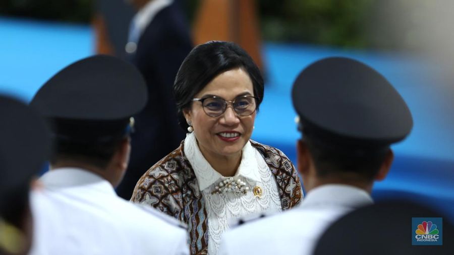 Menteri Keuangan Sri Mulyani saat pelantikan Kepala Daerah di halaman tengah Istana Kepresidenan, Jakarta Pusat, Kamis (20/2/2025). (CNBC Indonesia/Tri Susilo)