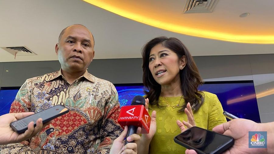Menteri Komunikasi dan Digital Meutya Hafid melakukan pertemuan dengan Badan Siber dan Sandi Negara (BSSN), Nugroho Sulistyo Budi Usai pertemuan di kantor Kementerian Komdigi, Jumat (21/2/2025). (CNBC Indonesia/Novina Putri Besari)