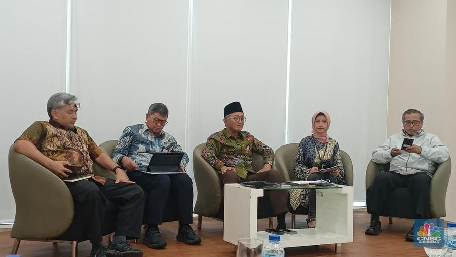 Menteri PU Dody Hanggodo (tengah) dalam berdiskusi dengan media di Kementerian PU, Jumat (21/2/2025). (CNBC Indonesia/Ferry Sandi)