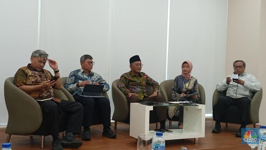 Menteri PU Dody Hanggodo (tengah) dalam berdiskusi dengan media di Kementerian PU, Jumat (21/2/2025). (CNBC Indonesia/Ferry Sandi)