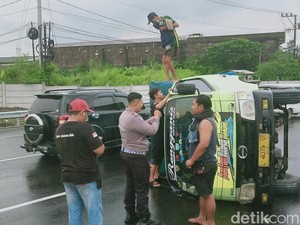 Truk Boks Lompat Median Jalan hingga Terguling di Depan Exit Tol Ceper