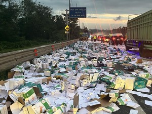 Video: Kecelakaan Truk Terjadi di Km 91 Tol Cipularang, Kertas-Tepung Berserakan