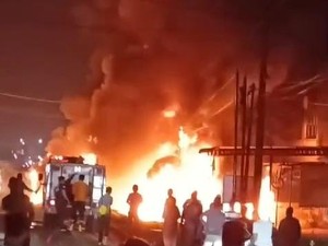 Mobil Pikap Terbakar Hebat Usai Terbalik gegara Nabrak Jukir di Binjai