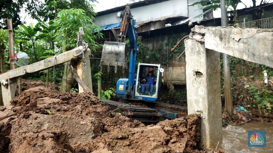 Wakil Gubernur DKI Jakarta Rano Karno meninjau pangerukan kali Krukut,Jakarta Selatan, Jumat, 21/2/2025. (CNBC Indonesia/Muhamad Sabki)