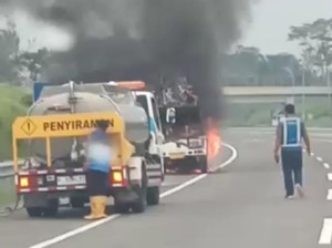 Pikap Muat Sepeda Listrik Terbakar di Tol Gempas