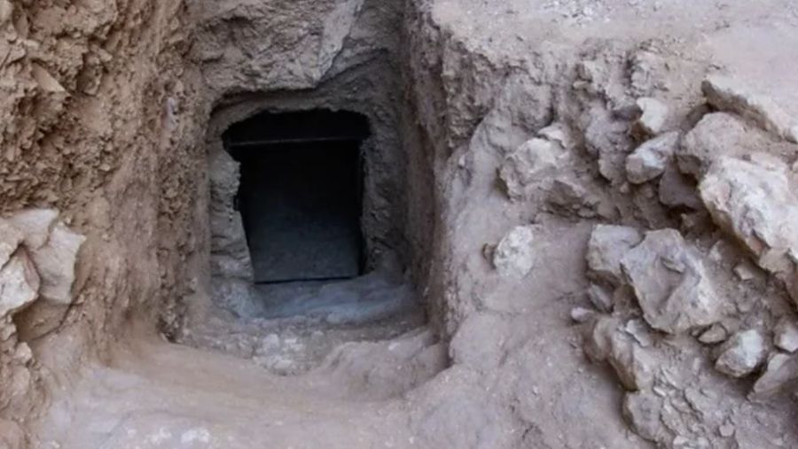 Pintu masuk makam Raja Thutmose III yang dikelilingi batu. (Dok. New Kingdom Research Foundation)