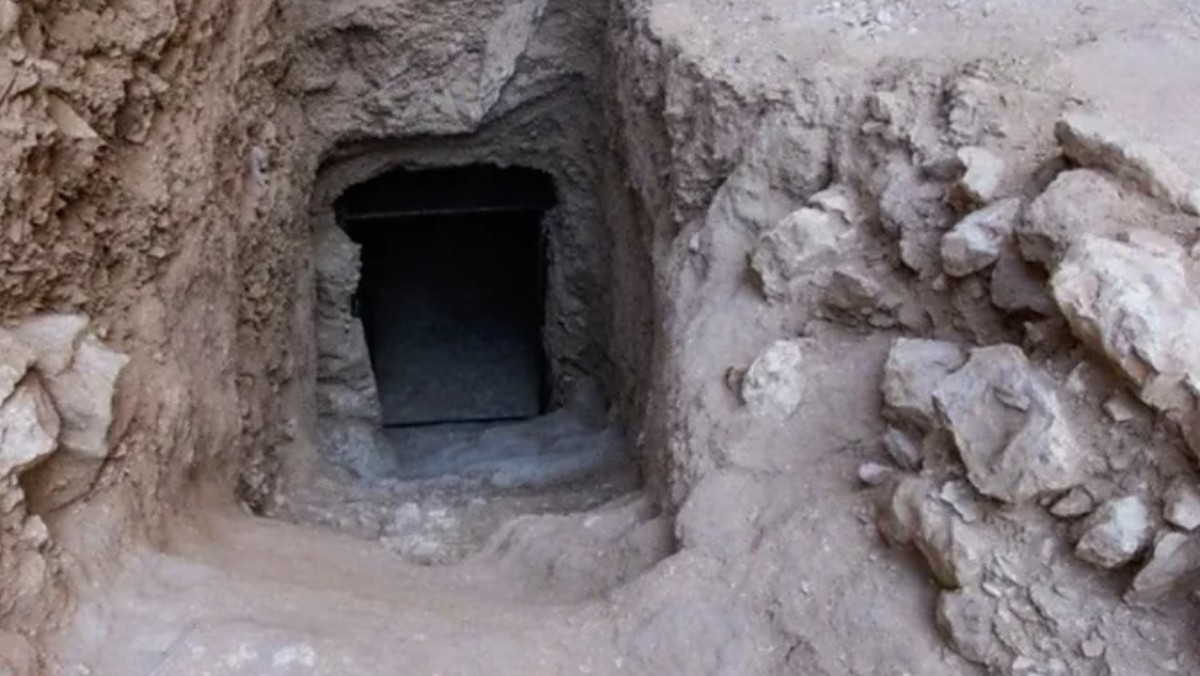 pintu-masuk-makam-raja-thutmose-iii-yang-dikelilingi-batu-dok-new-kingdom-research-foundation-1740116940895_169 Arkelologi menemukan firaun di Mesir, ini adalah isi kuburan