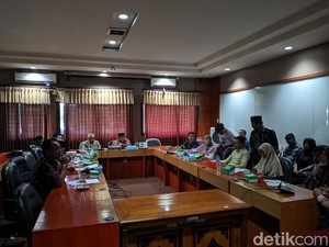 Isak Tangis Guru Honorer di Lombok yang Tak Kunjung Diangkat Jadi PPPK