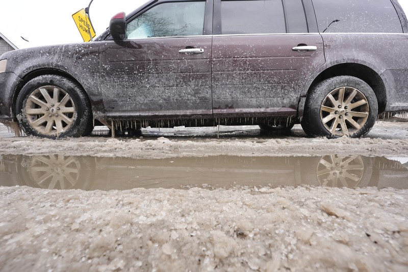 Sebuah truk pemuat depan melaju di Green Street setelah pipa air utama pecah di Detroit yang menyebabkan banjir besar dan memicu evakuasi, Senin, 17 Februari 2025. Sebuah truk pemuat depan melaju di Green Street setelah pipa air utama pecah di Detroit yang menyebabkan banjir besar dan memicu evakuasi, Senin, 17 Februari 2025. (Andy Morrison/Detroit News via AP)