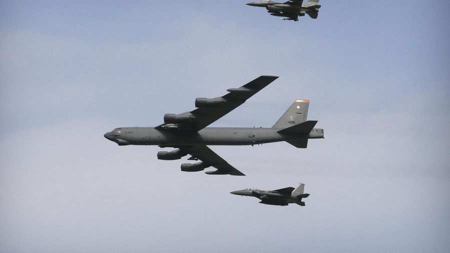 Sebuah pesawat pembom B-52 milik Angkatan Udara AS. (AP Photo/Ahn Young-joon/File Foto)
