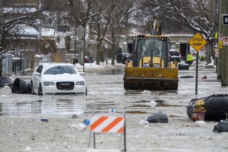 Sebuah truk pemuat depan melaju di Green Street setelah pipa air utama pecah di Detroit yang menyebabkan banjir besar dan memicu evakuasi, Senin, 17 Februari 2025. Sebuah truk pemuat depan melaju di Green Street setelah pipa air utama pecah di Detroit yang menyebabkan banjir besar dan memicu evakuasi, Senin, 17 Februari 2025. (Andy Morrison/Detroit News via AP)