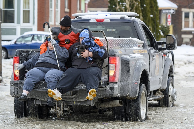 Sebuah truk pemuat depan melaju di Green Street setelah pipa air utama pecah di Detroit yang menyebabkan banjir besar dan memicu evakuasi, Senin, 17 Februari 2025. Sebuah truk pemuat depan melaju di Green Street setelah pipa air utama pecah di Detroit yang menyebabkan banjir besar dan memicu evakuasi, Senin, 17 Februari 2025. (Andy Morrison/Detroit News via AP)