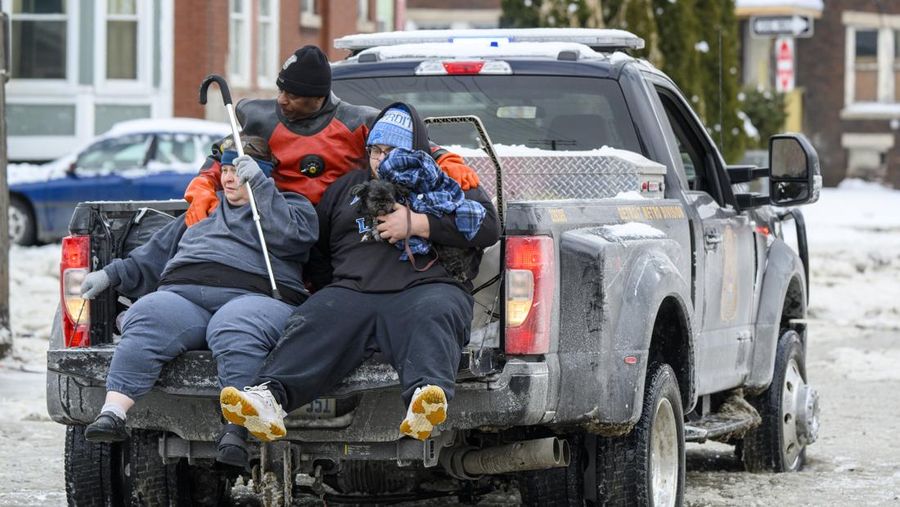 Sebuah truk pemuat depan melaju di Green Street setelah pipa air utama pecah di Detroit yang menyebabkan banjir besar dan memicu evakuasi, Senin, 17 Februari 2025. (Andy Morrison/Detroit News via AP)