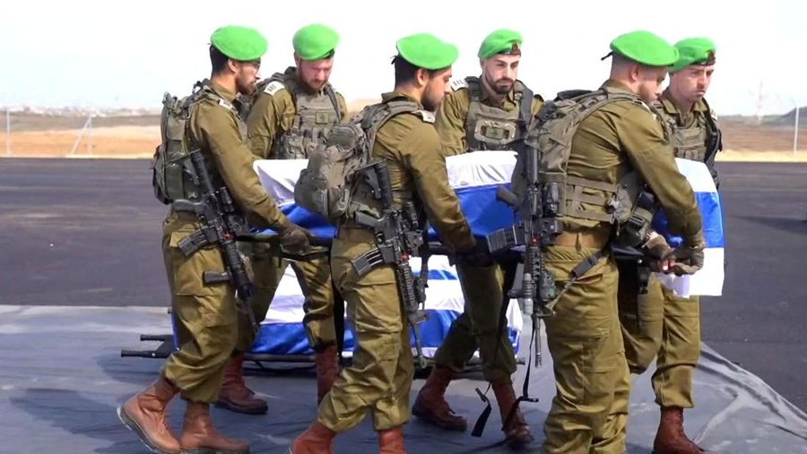 Warga Palestina menyaksikan penyerahan sandera yang telah meninggal, Oded Lifschitz, Shiri Bibas, dan kedua anaknya, Kfir dan Ariel Bibas, yang ditawan dalam serangan mematikan pada 7 Oktober 2023, oleh Hamas kepada Palang Merah sebagai bagian dari gencatan senjata dan kesepakatan pertukaran sandera-tahanan antara Hamas dan Israel, di Khan Younis di Jalur Gaza selatan, 20 Februari 2025. (REUTERS/Ramadan Abed)