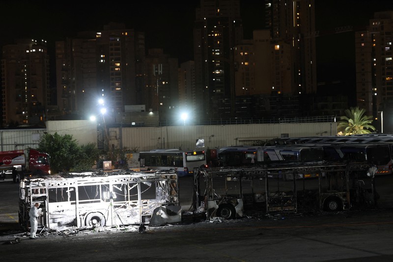 Tiga ledakan yang terpasang di tiga bus meledak di beberapa lokasi di selatan ibu kota Tel Aviv, Israel, pada Kamis (20/2). (REUTERS/Nir Elias) Tiga ledakan yang terpasang di tiga bus meledak di beberapa lokasi di selatan ibu kota Tel Aviv, Israel, pada Kamis (20/2). (REUTERS/Nir Elias)