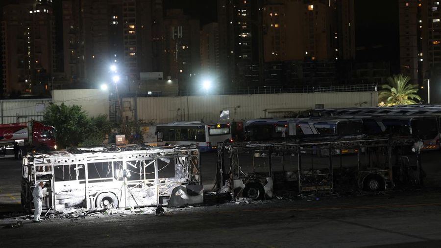 Tiga ledakan yang terpasang di tiga bus meledak di beberapa lokasi di selatan ibu kota Tel Aviv, Israel, pada Kamis (20/2). (REUTERS/Nir Elias)