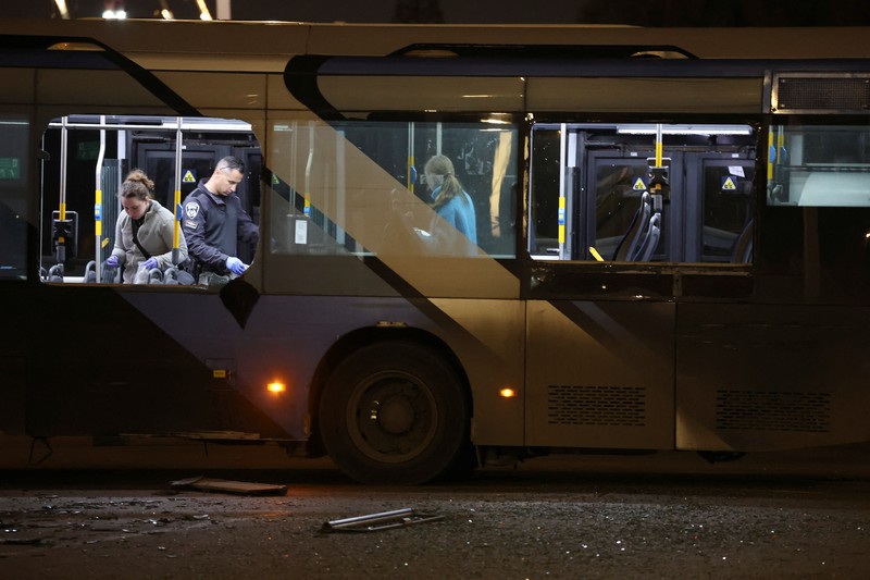 Tiga ledakan yang terpasang di tiga bus meledak di beberapa lokasi di selatan ibu kota Tel Aviv, Israel, pada Kamis (20/2). (REUTERS/Nir Elias)