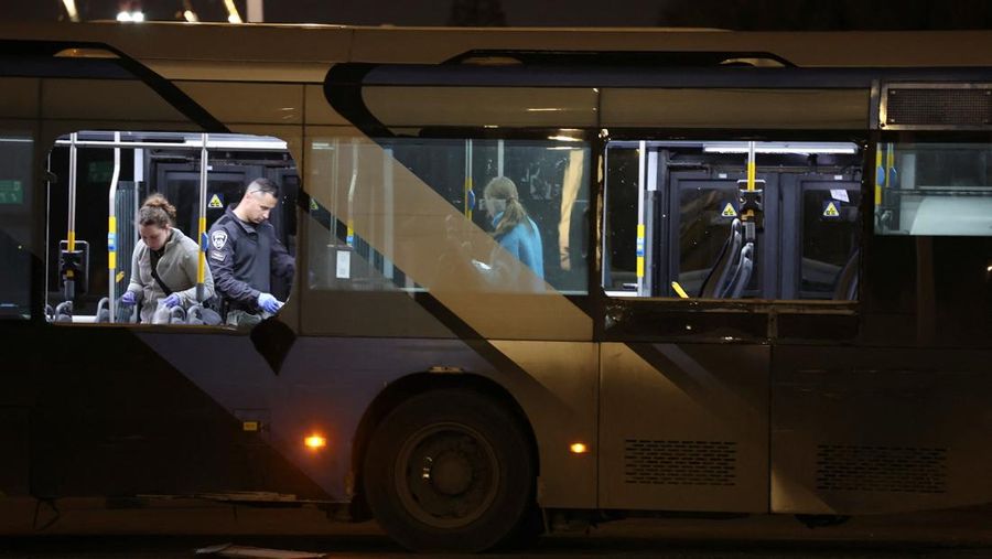 Tiga ledakan yang terpasang di tiga bus meledak di beberapa lokasi di selatan ibu kota Tel Aviv, Israel, pada Kamis (20/2). (REUTERS/Nir Elias)