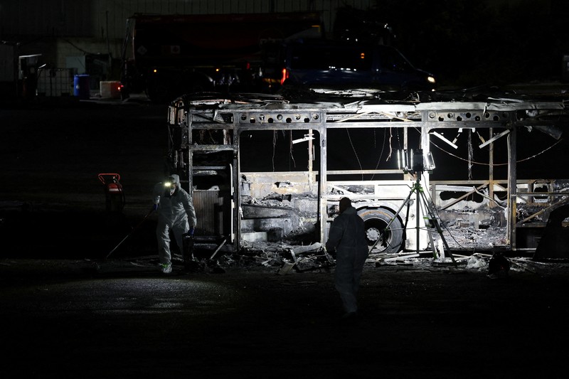 Tiga ledakan yang terpasang di tiga bus meledak di beberapa lokasi di selatan ibu kota Tel Aviv, Israel, pada Kamis (20/2). (REUTERS/Nir Elias) Tiga ledakan yang terpasang di tiga bus meledak di beberapa lokasi di selatan ibu kota Tel Aviv, Israel, pada Kamis (20/2). (REUTERS/Nir Elias)