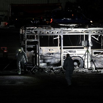 Potret Ledakan Hebat Guncang Tel Aviv, Bus-Bus Terbakar Habis