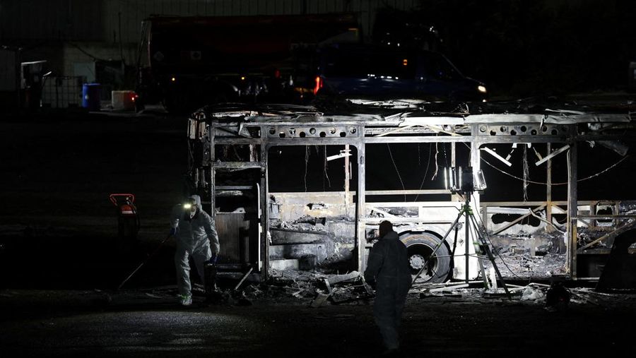 Tiga ledakan yang terpasang di tiga bus meledak di beberapa lokasi di selatan ibu kota Tel Aviv, Israel, pada Kamis (20/2). (REUTERS/Nir Elias)