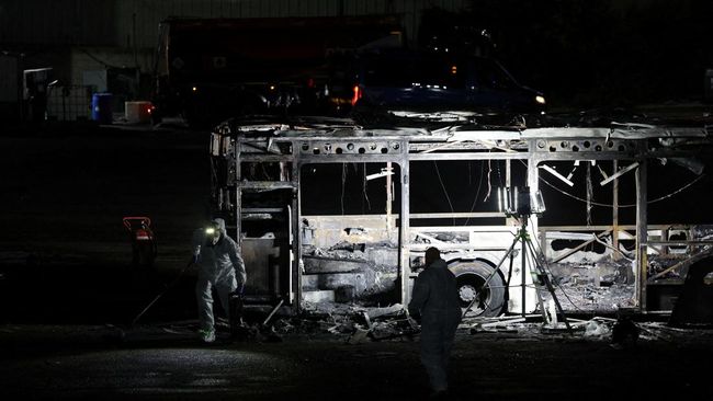 Potret Ledakan Hebat Guncang Tel Aviv, Bus-Bus Terbakar Habis