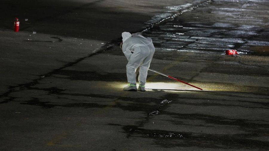 Tiga ledakan yang terpasang di tiga bus meledak di beberapa lokasi di selatan ibu kota Tel Aviv, Israel, pada Kamis (20/2). (REUTERS/Nir Elias)