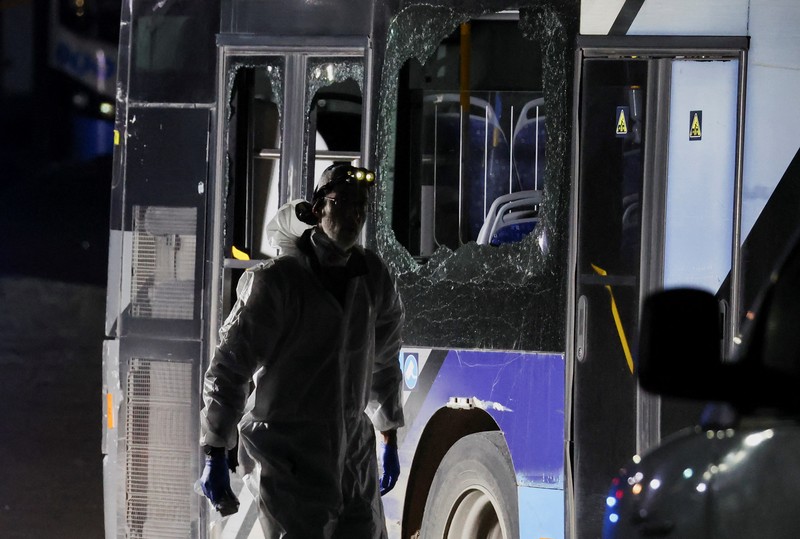Tiga ledakan yang terpasang di tiga bus meledak di beberapa lokasi di selatan ibu kota Tel Aviv, Israel, pada Kamis (20/2). (REUTERS/Nir Elias)